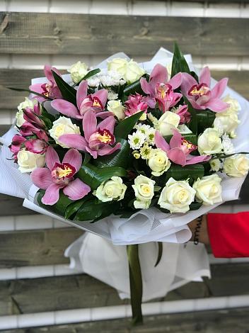 Букет цветов из: Розы и Хризантемы в Бургуне-Маджаре