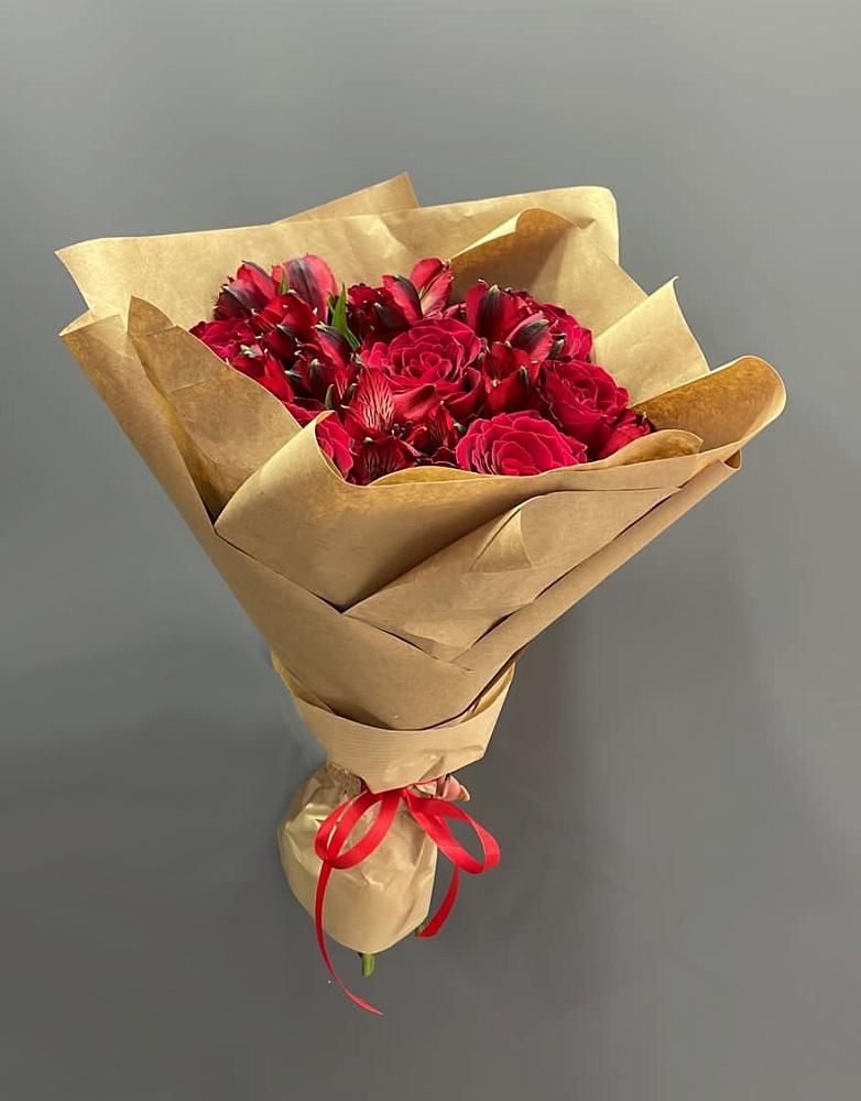 Букет цветов из: Альстромерии и Розы в Бургуне-Маджаре