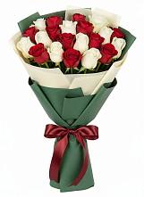 Букет Микс из красных и белых роз в Бургуне-Маджаре