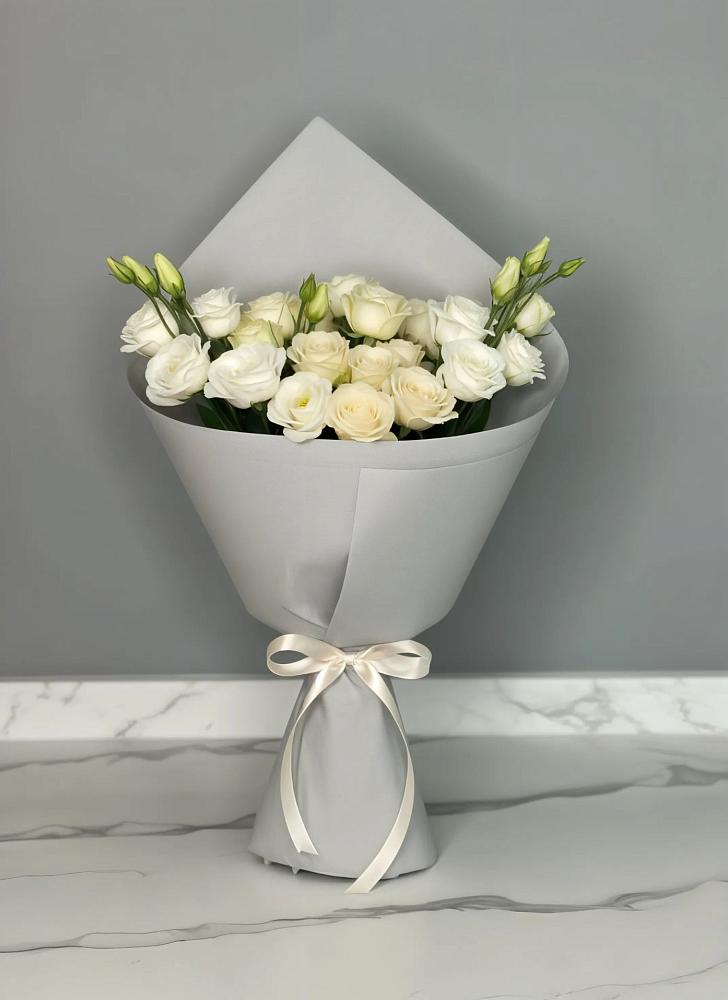 Букет цветов из: Розы и Лизиантусы в Бургуне-Маджаре