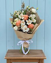 Букет цветов из:  Альстромерии, Лизиантусы, Розы и Хризантемы в Бургуне-Маджаре