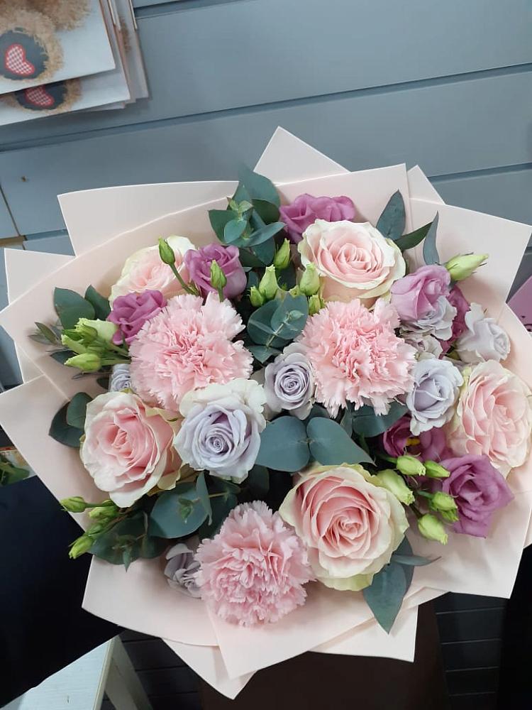 Букет цветов из: Розы, Гвоздики и Лизиантусы в Бургуне-Маджаре