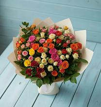 Букет Микс из разноцветных кустовых роз в Бургуне-Маджаре